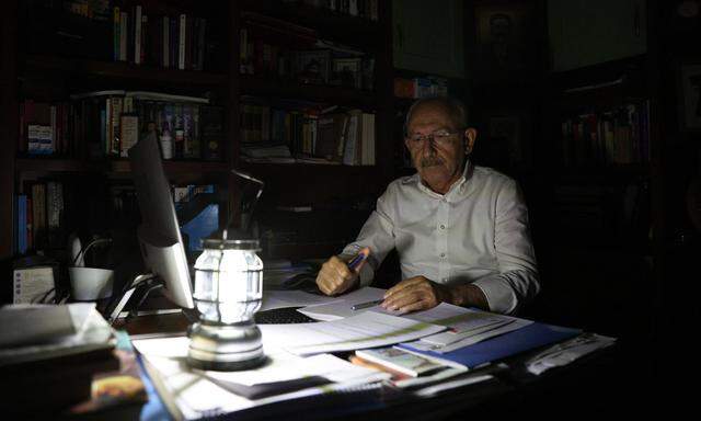 Erdogan-Herausforderer Kemal Kilicdaroglu sitzt bei Stromausfall in seiner Wohnung.