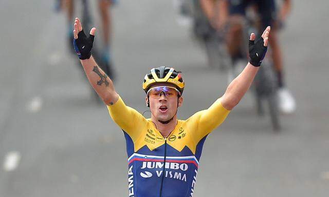 Primoz Roglic feiert seinen Etappensieg bei der Vuelta.