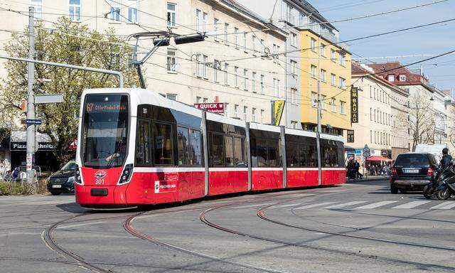 Zwei Flexity-Garnituren sind in Wien im Linienverkehr unterwegs, eine dritte wurde gerade geliefert – doch insgesamt sind die Lieferungen im Rückstand.