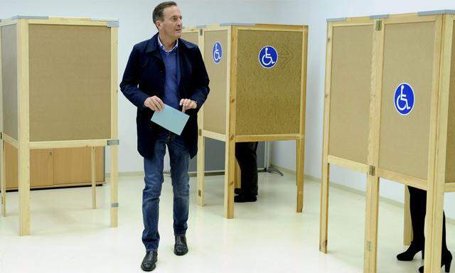 ÖVP-Wien-Spitzenkandidat Manfred Juraczka zeigte sich beim Wahlgang noch optimistisch, musste dann aber doch ein deutliches Minus hinnehmen.
