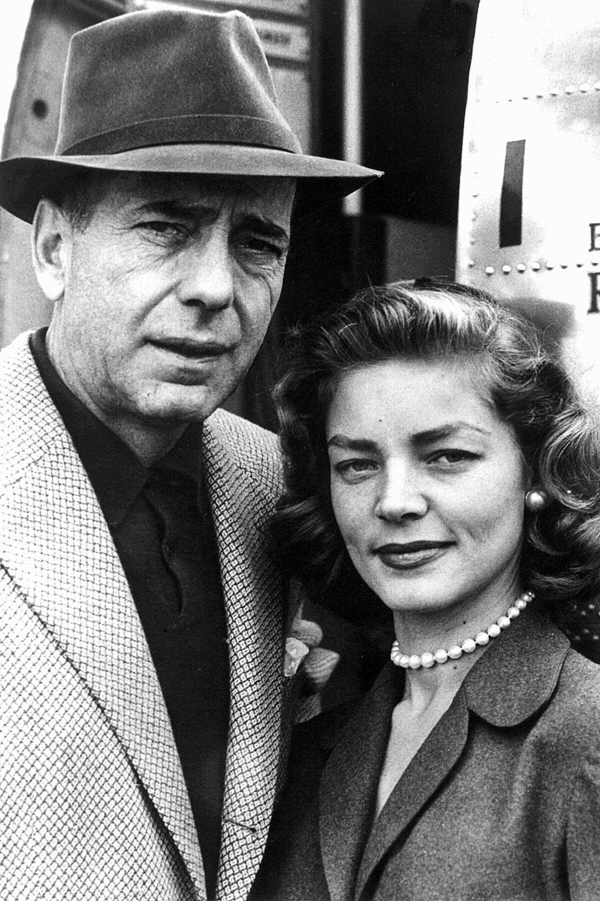 Filmstar Humphrey Bogart prägte ihr Leben. Die Schauspielerin war gerade 19, als sie dem "Casablanca"-Star begegnete. Sie waren elf Jahre miteinander verheiratet, bis zu dessen Tod im Jahr 1957 an Kehlkopfkrebs.