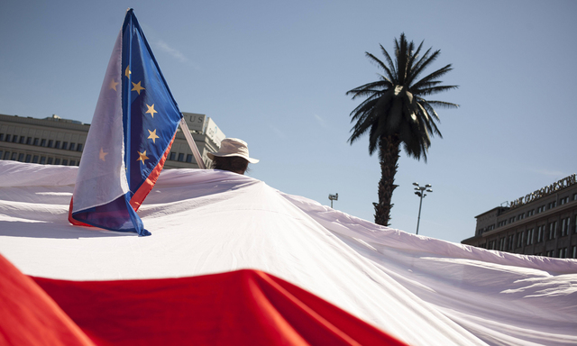 In Warschau und anderen polnischen Städten protestieren die Bürger gegen die Gleichschaltung der Justiz. Aus Brüssel können sie vorerst wenig erhoffen.