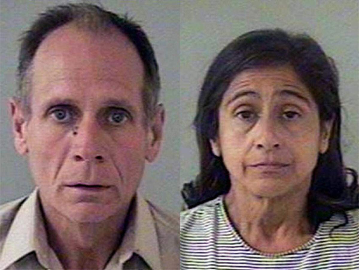 Das verdächtige Ehepaar wurde verhaftet. Dem 58 Jahre alten Mann wurden unter anderem Entführung und Vergewaltigung vorgeworfen, seiner 55-jährige Ehefrau Beihilfe zu dem Verbrechen. Der Mann ist bereits wegen früherer Sexualdelikte vorbestraft.