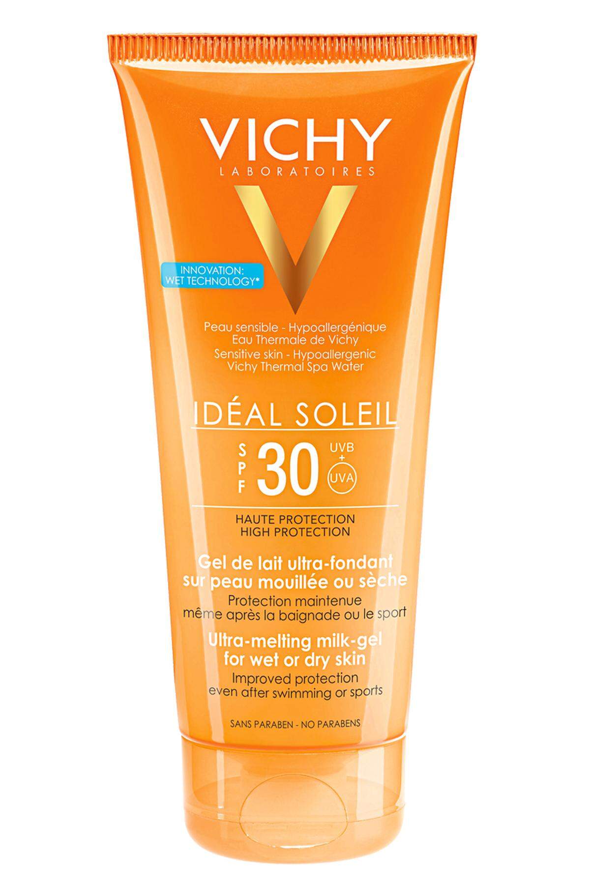 „Idéal Soleil“, SPF 30, 50 ml, 16 Euro. Die Sonnenbrille im Aufmacherbild ist von Linda Farrow und kostet bei Stylebop.com 599 Euro.