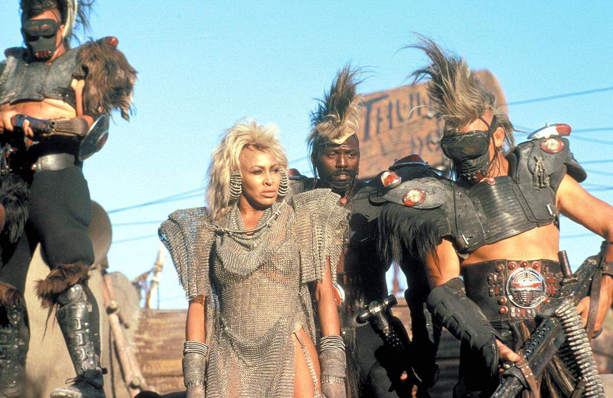 Als sexy Bandenchefin Aunty Entity in "Mad Max – Jenseits der Donnerkuppel" (1985) festigte sie ihr Image als Powerfrau auch filmisch.