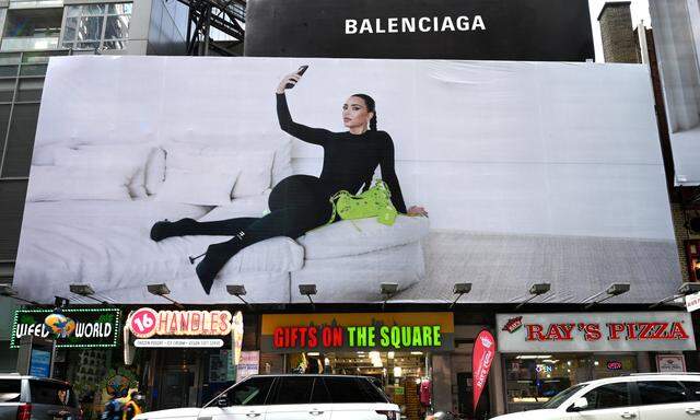 Prominente Gesichter, hier Kim Kardashian für Balenciaga, werden immer wichtiger, um Luxusprodukte zu verkaufen.