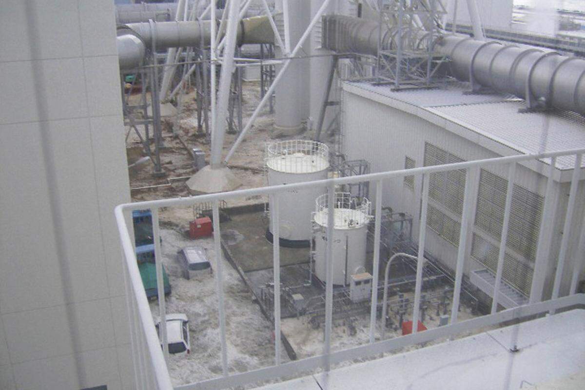 Vor allem die folgenden Bilder, aufgenommen am Gelände von Reaktorblock 4, zeigen, in welchem Ausmaß das Wasser auch im Innen-Bereich der Anlage wütete...
