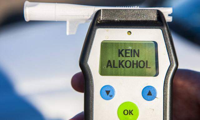 Polizei Streifenwagen Polizist mit Atemalkohol Testger�t Zur �berpr�fung der Fahrt�chtigkeit eines