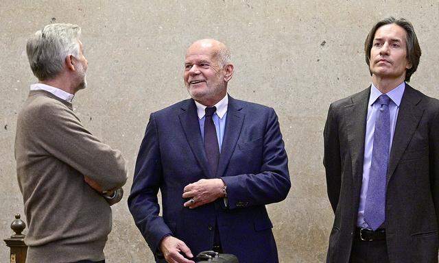 Angeklagter Karl Heinz Grasser (R), Anwalt Manfred Ainedter und Angeklagter Walter Meischberger (L)