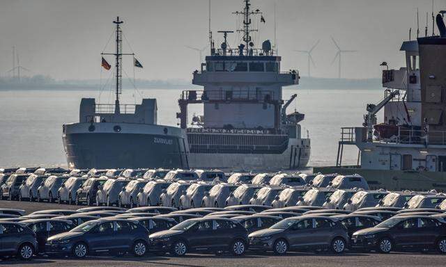 Im Seaport Emden in Niedersachsen / Deutschland stehen Automobile Der Marken Volkswagen und Audi bereit zur Verschiffun