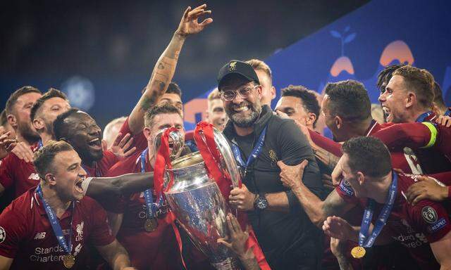 Madrid 01 06 2019 Trainer Juergen Klopp Liverpool mit Pokal Xherdan Shaqiri Liverpool Naby Ke