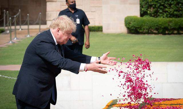 Rosenblüten für das Denkmal Gandhis. Premier Johnson auf Besuch in Indien. 