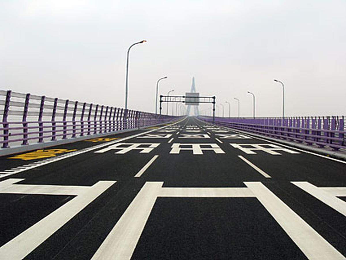 Der Vorarlberger Rainer Ganahl überquerte in Shanghai die mit 36 Kilometern längste Ozeanbrücke der Welt - wenige Tage vor ihrer Eröffnung. Im Bild: Galerie Lisi Hämmerle, Künstler: Rainer Ganahl
