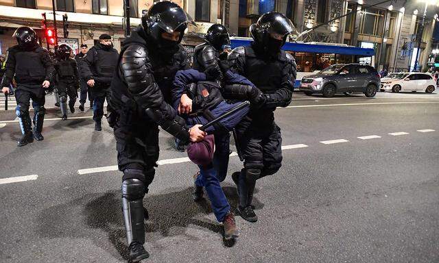 Erstmals seit Ende Februar gab es in mehreren russischen Städten wieder Proteste gegen Putins Politik - ausgelöst durch die Teilmobilmachung der Militärreserve. Im Bild: eine Festnahme in St. Petersburg am Mittwoch.