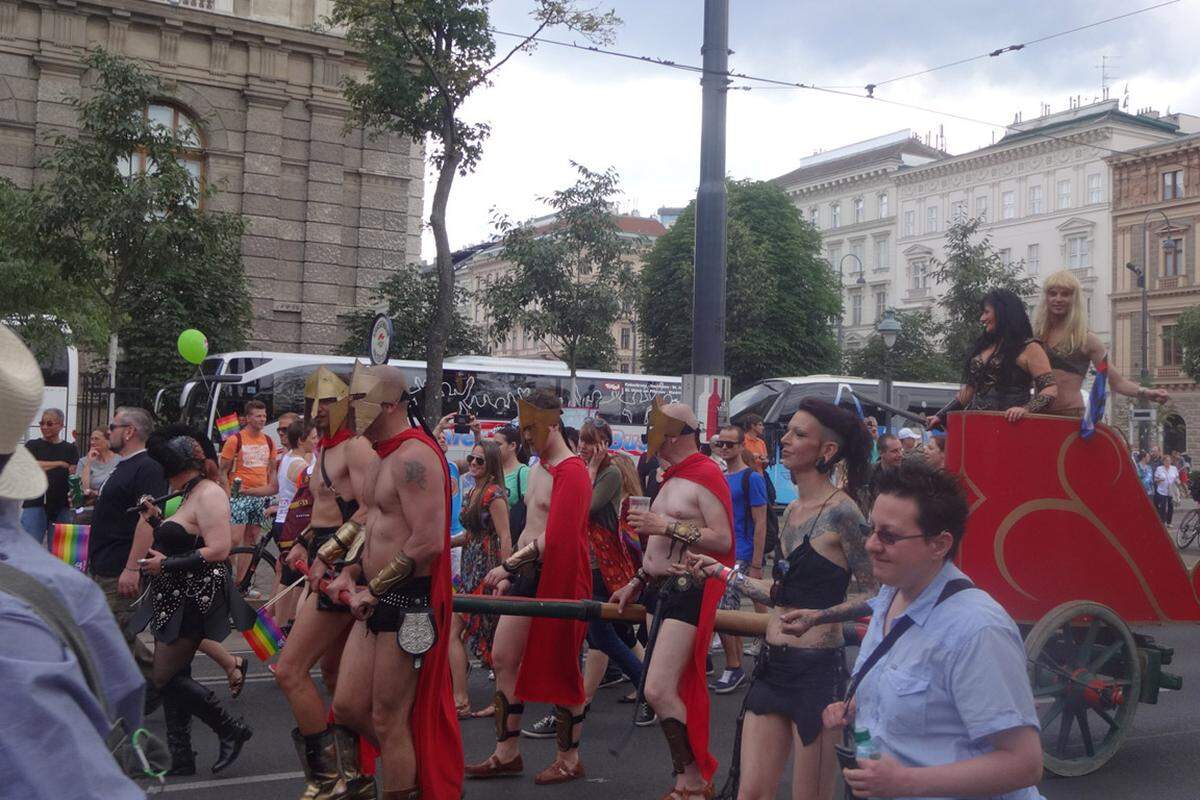 Mit über 150.000 Teilnehmern sei es die bisher erfolgreichste Parade gewesen, sagte Organisator Christian Högl von der Homosexuellen Initiative (HOSI) Wien.