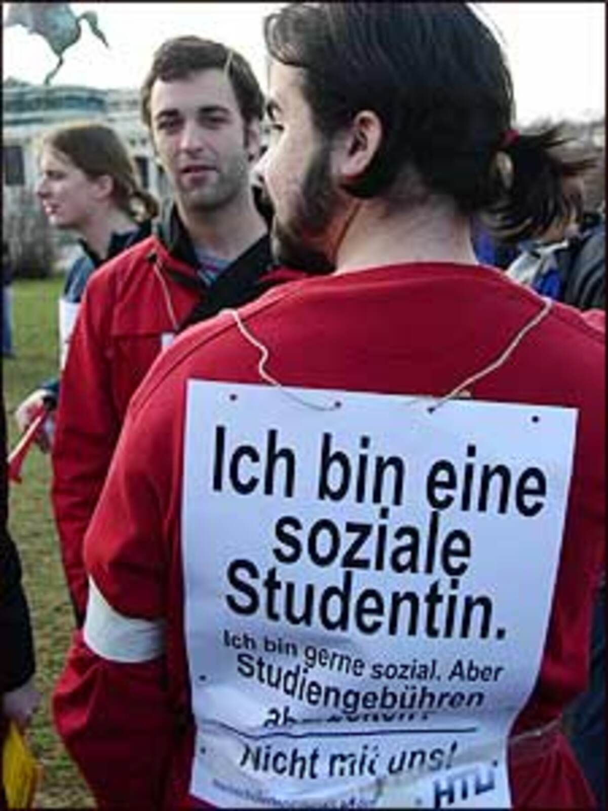 In manchen Sprechchören wurde auch eine Minderheitsregierung gefordert.