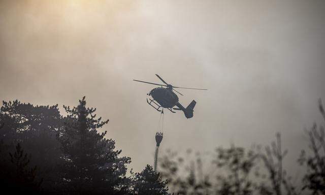 Helikopter bei der Bekämpfung des Waldbrandes in Niederösterreich