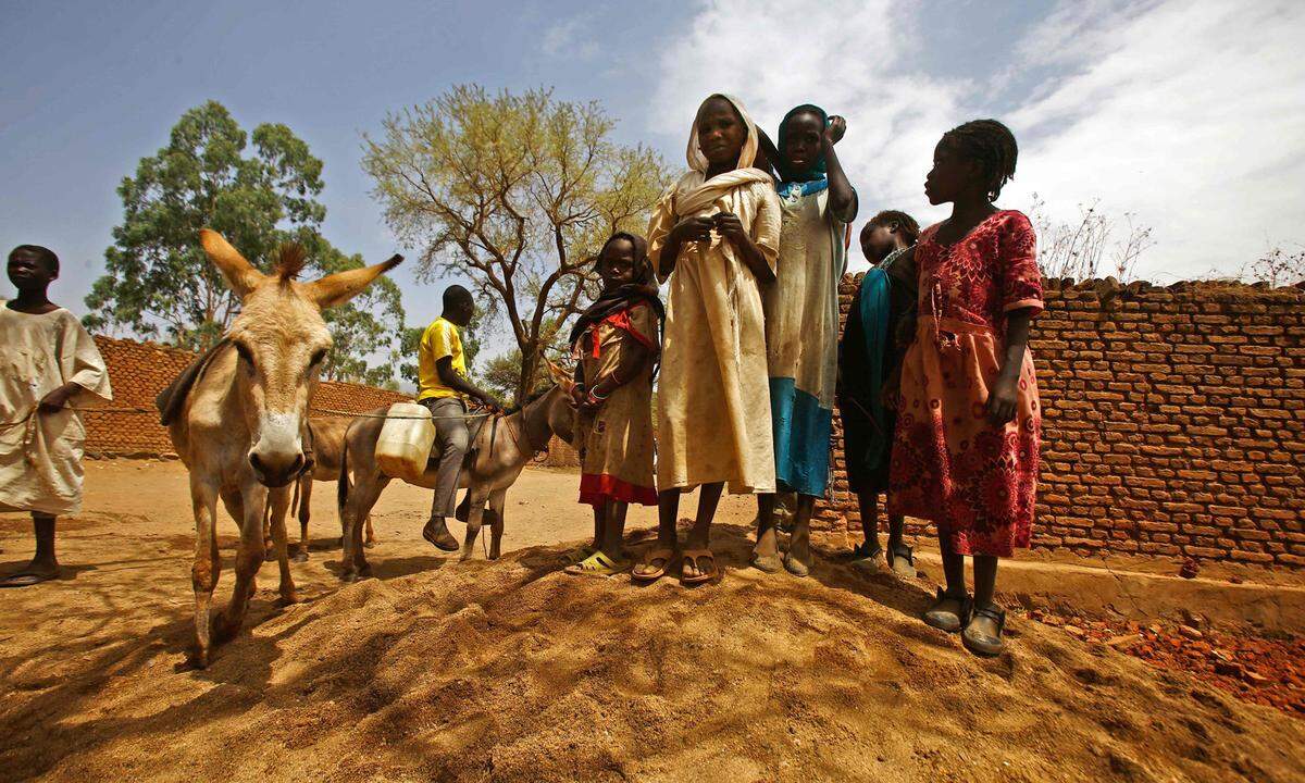 Im Sudan leben 5,5 Millionen Menschen seit 15 Jahren am Rande des Existenzminimums. Vor allem in der Provinz Darfur mangelt es an allem. Eines von sechs Kindern ist unterernährt. Dürreperioden bedrohen rund 19 Millionen Hektar fruchtbares Land. Der Klimawandel macht den Bauern zu schaffen. Fluten und Starkregen erschweren die Lage zusätzlich.  Über 923.000 Geflüchtete sind außerdem im Land, großteils aus dem Nachbarland Südsudan. Im Vergleich zu ihrem Heimatland ist der Sudan ein sicherer Hafen. Doch viele Menschen dort sehen sich aufgrund der humanitären Lage selbst zur Flucht gezwungen: Zwei Millionen Sudanesen sind innerhalb der Landesgrenzen geflüchtet.