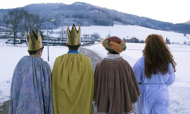 Winden Themenbild Sternsinger Heilige Drei Koenige Dreikoenig 06 01 2017 Sternsinger in der Kir