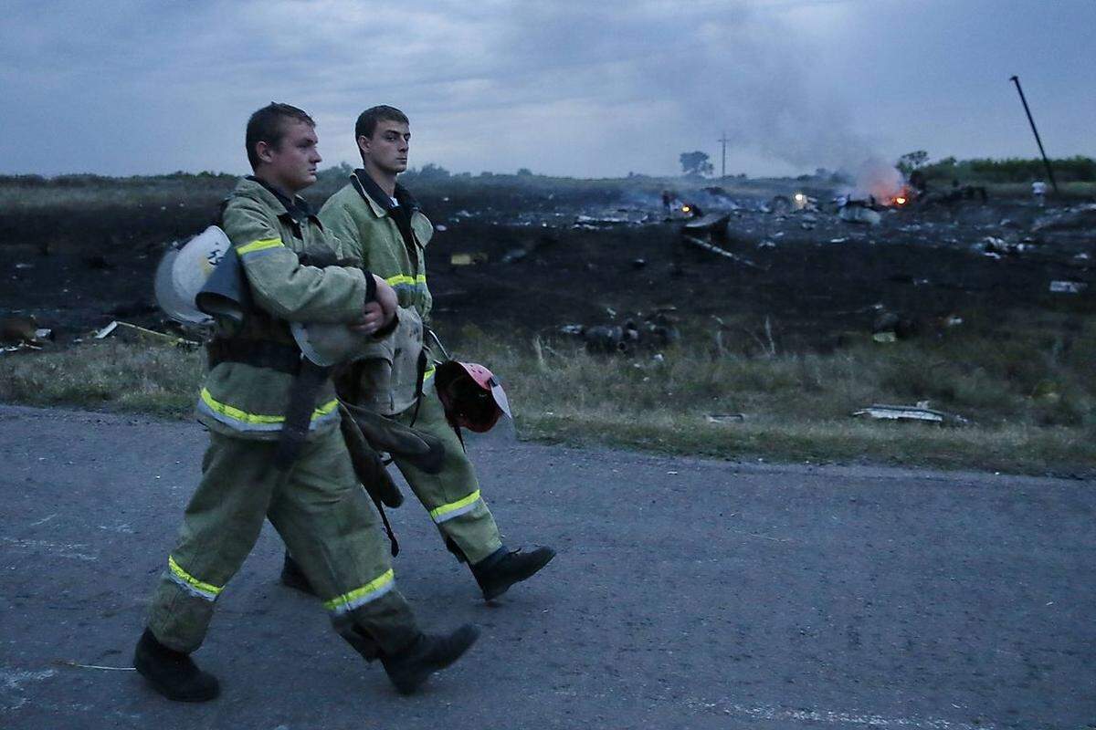 Rettungskräfte erreichten am Abend das Wrack des Flugzeugs in der Nähe der Ortschaft Grabowo.