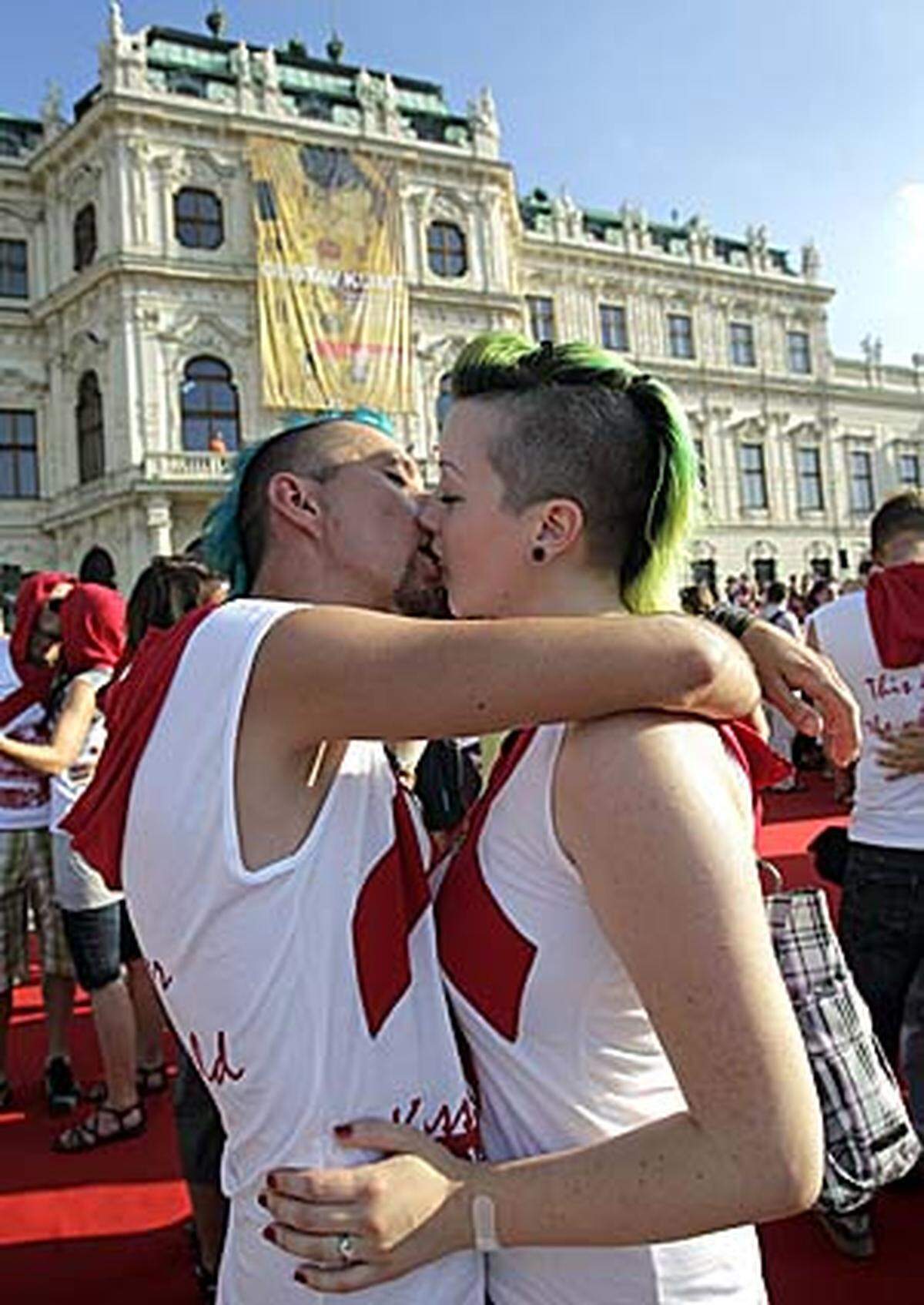 Anschließend zog das küssende Volk in Richtung After-Party ab, deren Reinerlös der Aids-Hilfe Wien gespendet werden soll.