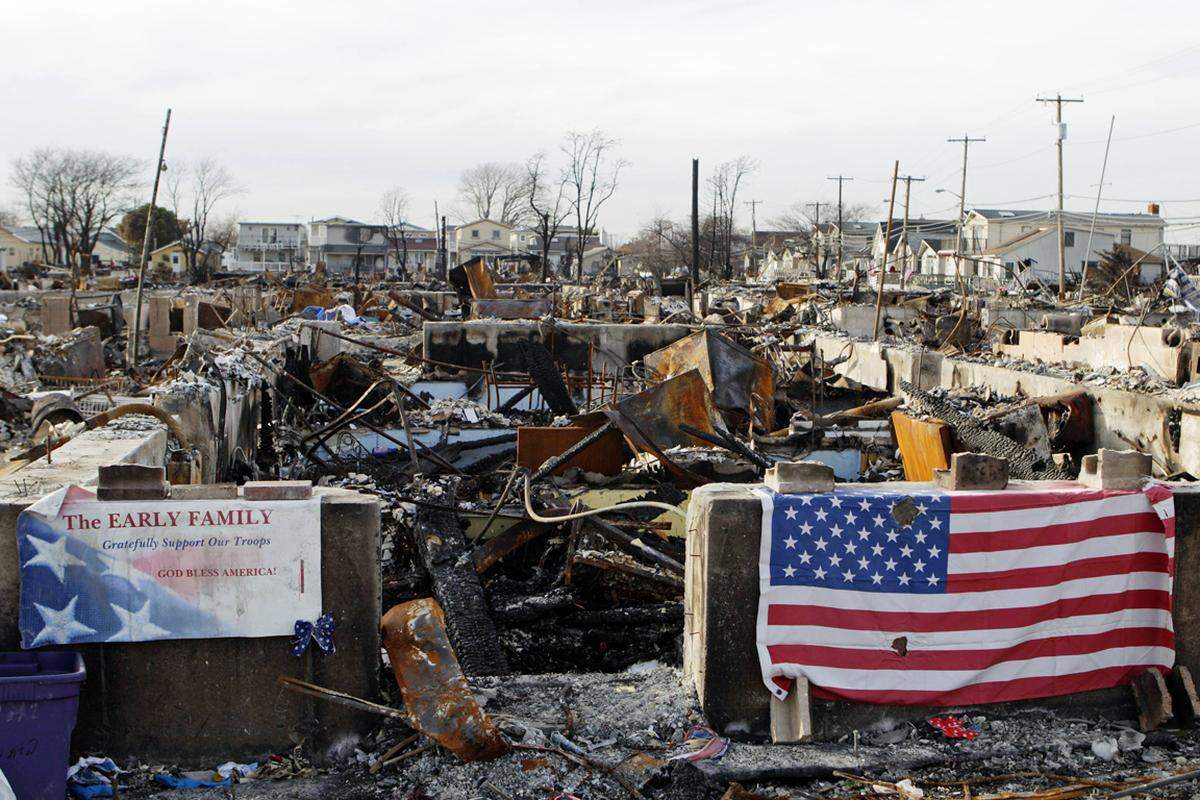 Breezy Point, Queens Alleine in New York city wurden bisher 271.000 Tonnen Schutt abtransportiert.