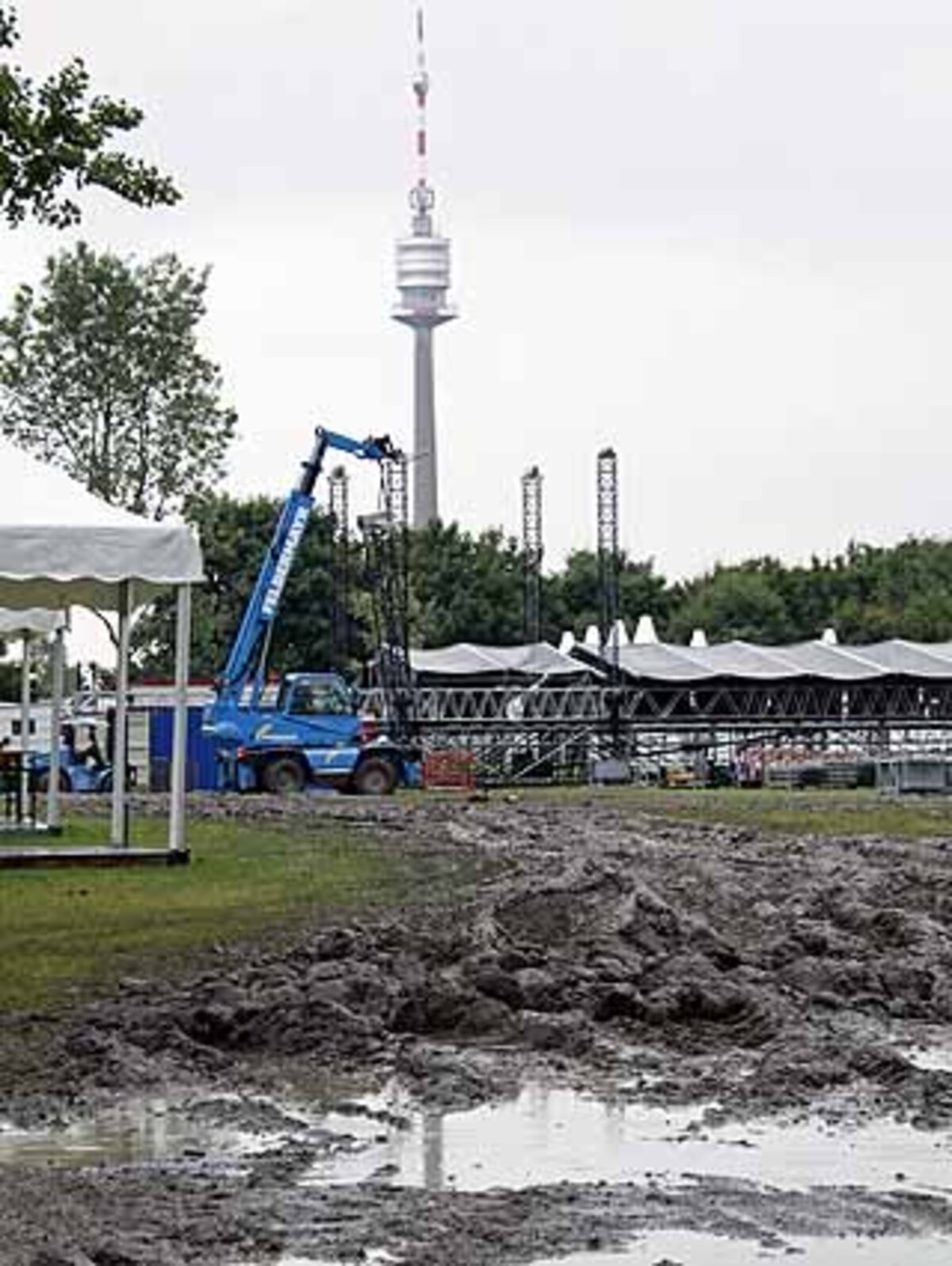 Tagelang stand das Donauinselfest knapp vor der Absage, da erkundigten sich Magistratsabteilungen, Organisatoren, die Medien ständig über die aktuelle Lage. Bei ihm, Wilhelm Klikovits, der in der Stadt Wien für den Hochwasserschutz verantwortlich ist. Beinahe hätte er das Donauinselfest verhindert. Verhindern müssen.