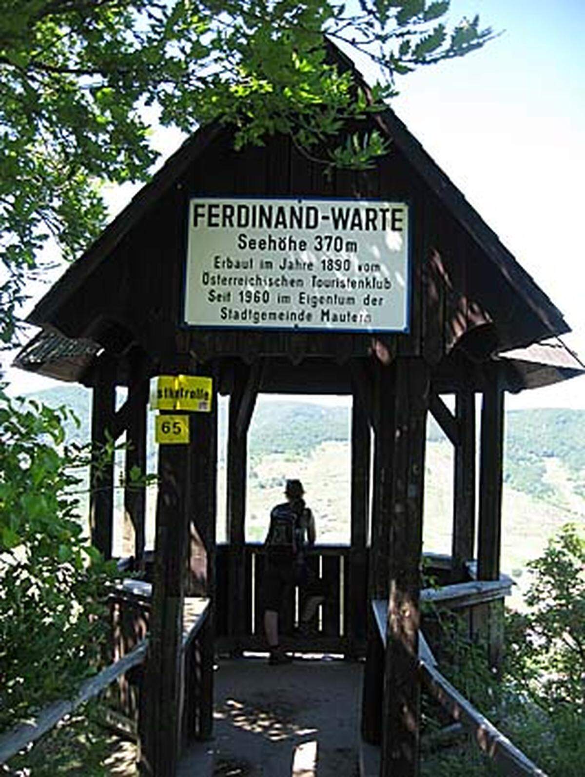 Über einen Teil der römischen Limesstraße kommt man zur Ferdinandswarte, die auf einem Felsen über dem Donautal thront. Von hier aus hat man einen guten Ausblick, von der Ruine Dürnstein zur linken bis Krems auf der rechten Seite.