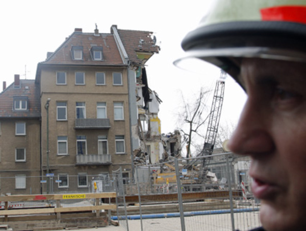 Als unmittelbarer Auslöser gilt ein massiver Wasser- und Erdeinbruch in die U-Bahnbaustelle unter dem Stadtarchiv.