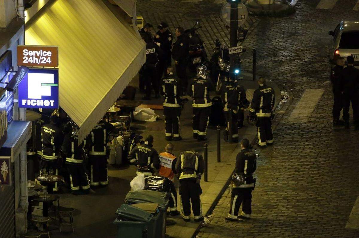 Paris ist im Ausnahmezustand. Am späten Freitagabend haben IS-Terorristen mehrere Anschläge verübt. Bei Schießereien und Explosionen sind mindestens 128 Menschen getötet worden. Das gab die Polizei bekannt. An sechs verschiedenen Orten ist es zu Anschlägen gekommen.