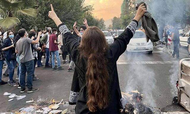 Prominente Aktivisten und Nutzer sozialer Medien berichteten in der Nacht auf Montag von Menschenmengen, die sich vor einem Gefängnis nahe der Hauptstadt Teheran versammelten.