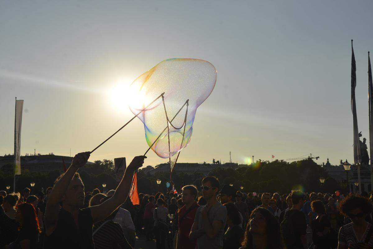 Schon am Nachmittag wird auf dem Heldenplatz friedlich gegen das am Abend stattfindende Totengedenken protestiert.