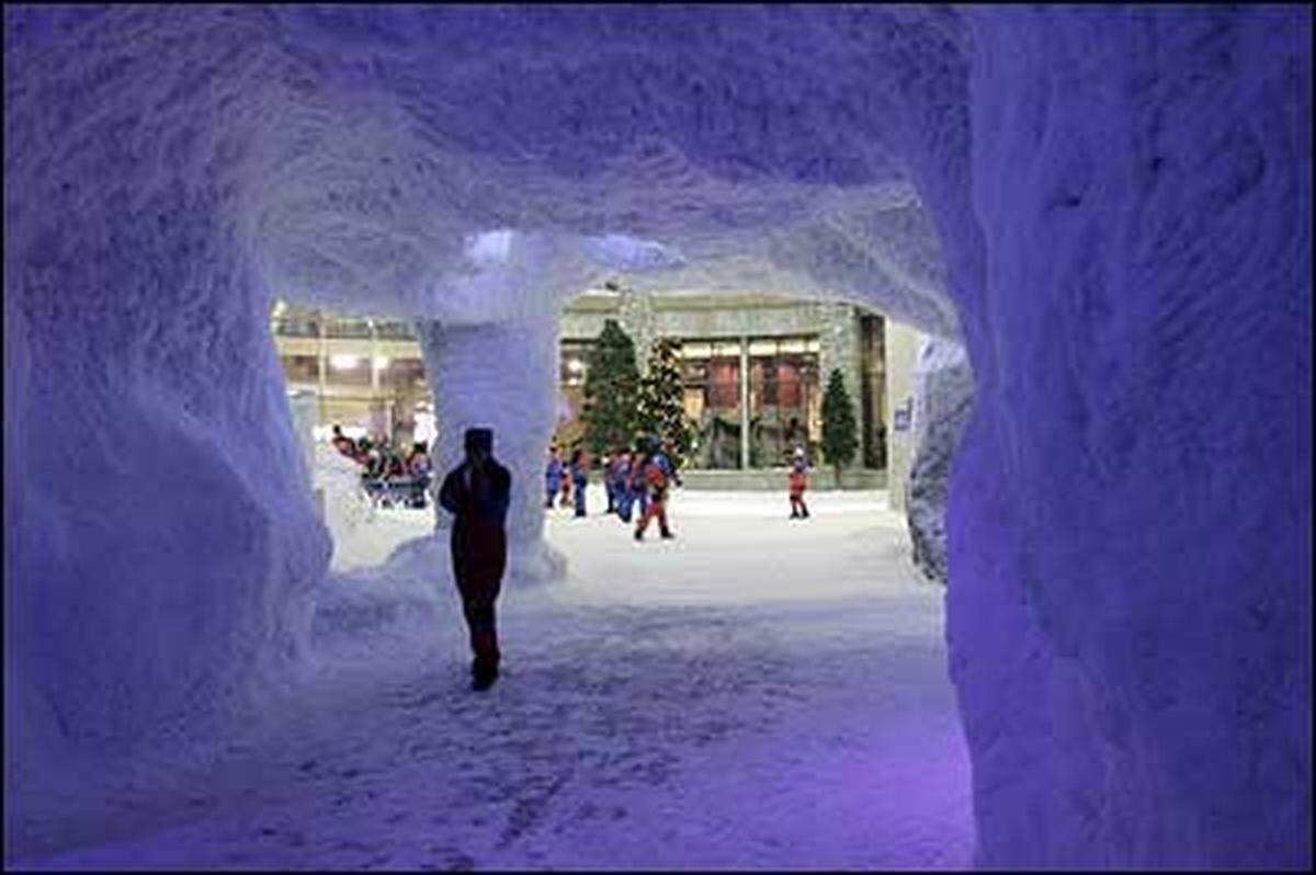 Das erste Indoor-Ski-Ressort im Mittleren Osten ist der "Snow-Park". Er liegt in einem Einkaufszentrum und bietet eine 400 Meter lange Abfahrt. In der Mittelstation kann man sich im "Lawinen"-Cafe von den Strapazen erholen.