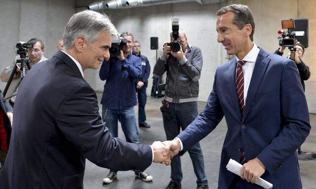 Ein Bild mit Seltenheitswert: Werner Faymann (damals noch Kanzler) und Christian Kern (damals ÖBB-Chef) im Jahr 2015