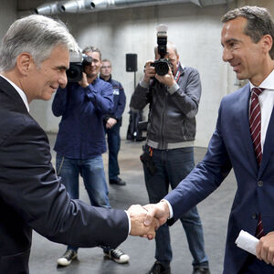 Ein Bild mit Seltenheitswert: Werner Faymann (damals noch Kanzler) und Christian Kern (damals ÖBB-Chef) im Jahr 2015