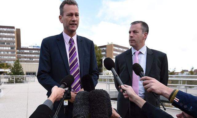 Die UKIP-Parteimitglieder Nathan Gill und Hermann Kelly bei einer Pressekonferenz am Tag nach dem Vorfall.