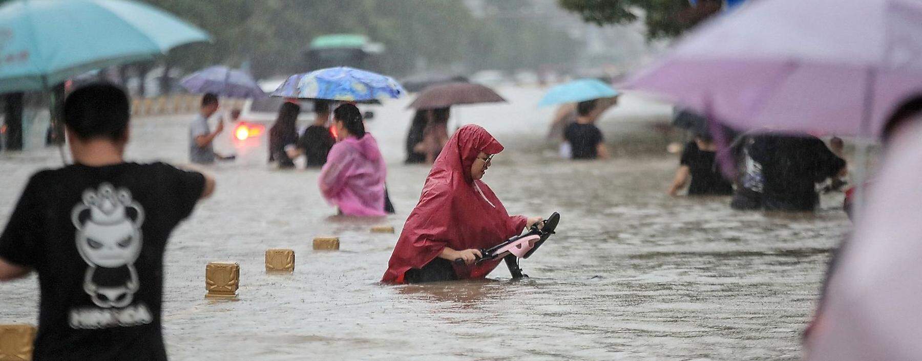 Überschwemmte Millionenmetropole Zhengzhou: So viel Regen auf einmal fiel seit Beginn der Aufzeichnungen nicht.