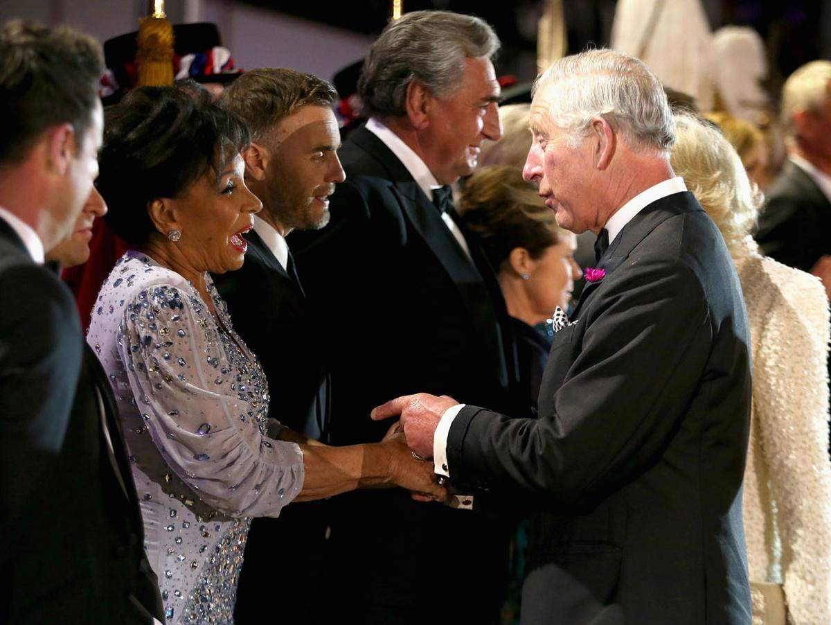 Prinz Charles begrüßt Lady Shirley Bassey.