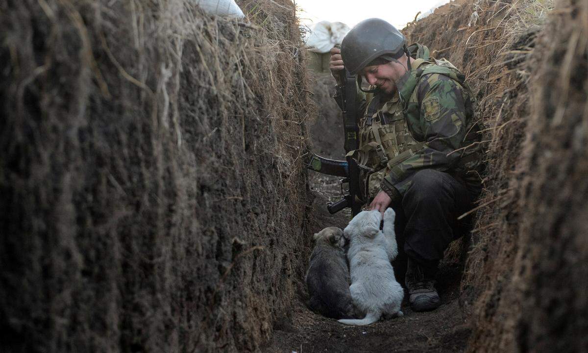 10. April.  Der Ukraine-Konflikt schlummerte im Frühjahr lange vor sich hin - zumindest in der medialen Aufmerksamkeit. Erst Ende 2021 spitzte sich die Lage wieder zu. Hier ein Bild aus einem Schützengraben in der Region Donezk.