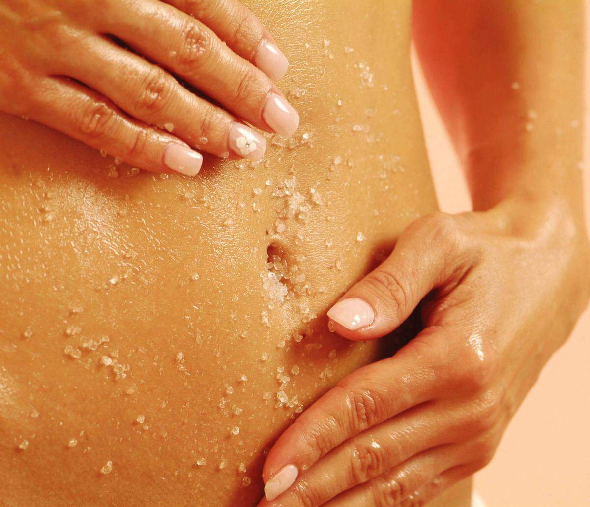 Trockener Haut lässt sich nicht nur durch ausreichend Feuchtigkeitspflege vorbeugen, sondern auch durch Peelings. Ein oder zweimal in der Woche lassen sich damit trockenen und abgestorbenen Hautschichten entfernen.