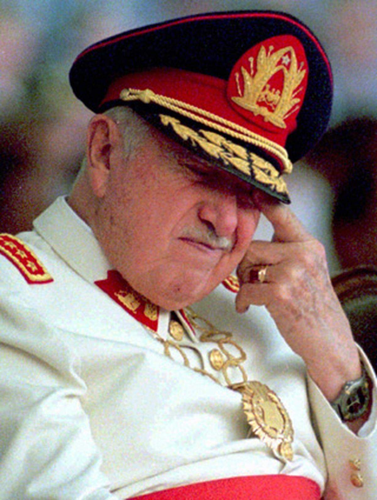 Augusto Pinochet betrat 1973 die Weltbühne. Der chilenische Militärchef schickte Kampfflugzeuge in die Hauptstadt Santiago und ließ den Präsidentenpalast angreifen. Der demokratisch gewählte Präsident Salvador Allende beging Selbstmord. An seine Stelle trat eine Militärjunta unter Führung des 58-jährigen Pinochet. 1974 ließ er sich formal zum Präsidenten Chiles ernennen und übte das Amt bis 1990 aus. Tausende Kritiker wurden unter Pinochet gefoltert oder sind spurlos verschwunden. Pinochet starb im Dezember 2006. Der Ex-Präsident bekam kein Staatsbegräbnis.
