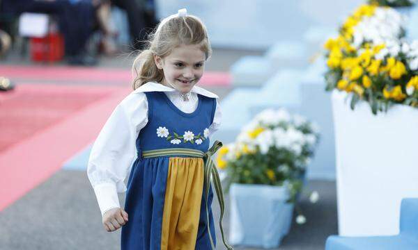 So lieb und doch so hart. Die junge schwedische Prinzessin Estelle war kürzlich bei einem Konzert der Metal-Band Metallica. Die Siebenjährige und ihre Eltern, Kronprinzessin Victoria und Prinz Daniel, hätten am 9. Juli einen schönen Konzertabend im Fußballstadion von Göteborg verbracht, sagte eine Sprecherin des Königshauses der Zeitung "Göteborgs-Posten". Der Deutschen Presse-Agentur verriet die Sprecherin, man könne durchaus sagen, dass Estelle ein Fan der Gruppe sei. Es sei bereits das zweite Konzert gewesen.