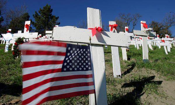 Tausende von Kreuzen stehen in Lafayette, Kalifornien, auf einer Gedenkstätte zu Ehren der im Irakkrieg gefallenen US-Soldaten.