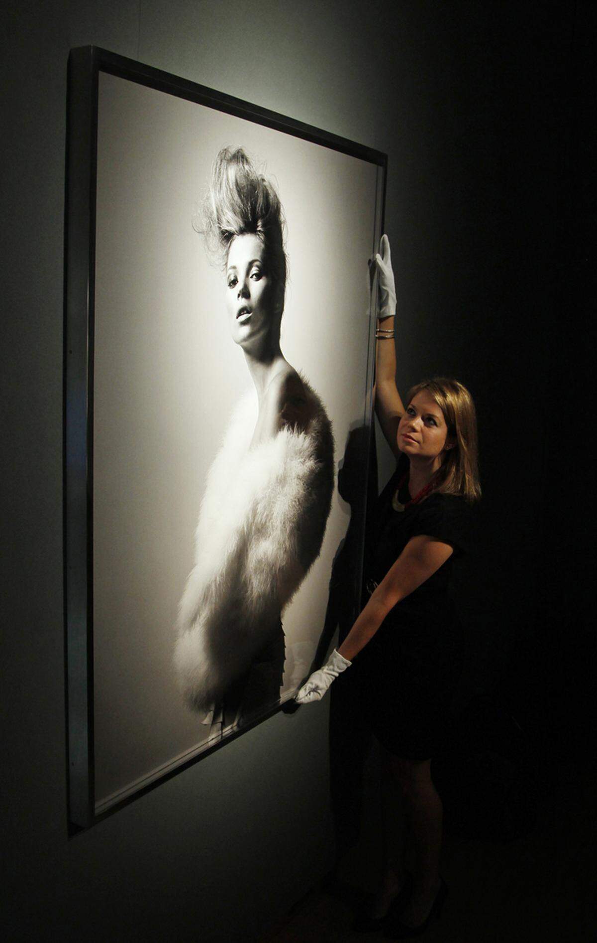 2004 schoss Fotograf David Sims 2004 dieses Bild für die Vogue Paris. Es soll für etwa 16.500 Euro versteigert werden.