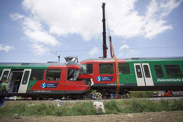 Der erste Waggon samt Führerhaus des anderen Zugs hob durch die Wucht des Zusammenstoßes von den Gleisen ab und schob sich teilweise in und über den Gegenzug.