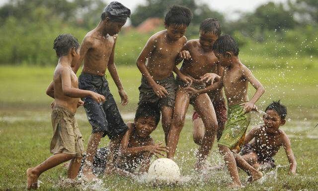 Spaß am Spiel, Liebe zum Fußball, Lachen – in Südostasien braucht es zumeist keinen gepflegten Rasen, kein Stadion. Gespielt wird überall.
