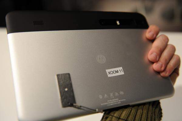Das Xoom-Tablet fällt durch sein Gewicht auf. 730 Gramm machen sich in der Hand durchaus bemerkbar. Das gebürstete Metall auf der Rückseite gibt dem Gerät eine solide Anmutung.