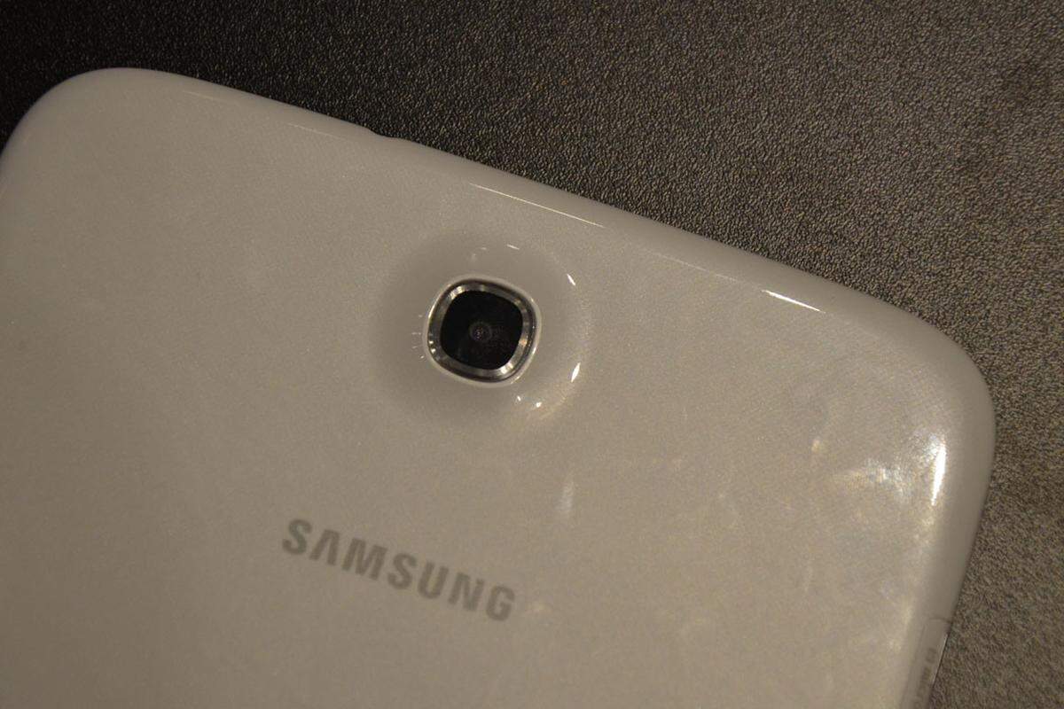 Mit 338 Gramm ist das Tablet angenehm leicht. Bei der Rückseite setzt Samsung auf glänzenden weißen Kunststoff, der leicht von Fingertapsern verschmiert wird. Die Kamera bietet 5 Megapixel.  >> Alle technischen Details