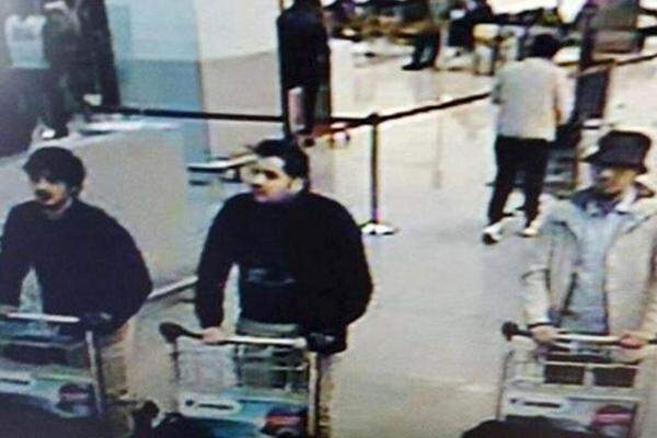 Zwei der Selbstmordattentäter der Anschläge auf den Flughafen und die U-Bahn-Station in Brüssel sind identifiziert: Es soll sich dabei um die Brüder Khalid und Brahim El Bakraoui handeln. Von ihnen gibt es eine direkte Verbindung zu Salah Abdeslam, dem am 18. März gefassten Paris-Attentäter. Außerdem sollen die beiden einen Anschlag auf belgische Atomreaktoren geplant haben - und filmten dazu nach den Pariser Attentaten im November heimlich einen hochrangigen Atomforscher.