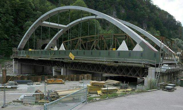  Die Verbundbogenbrücke aus Stahl- und Stahlbeton ist 62,10 Meter lang, 15 Meter breit und 14,45 Meter hoch.